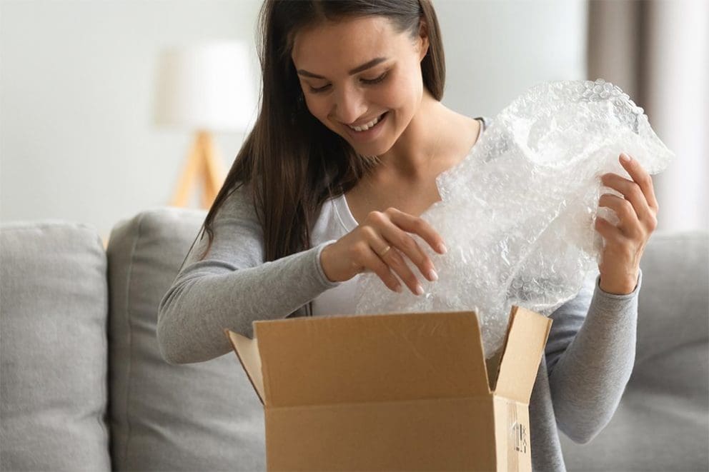 woman opening box of 幸运体彩中国168飞艇官方开奖网站 products